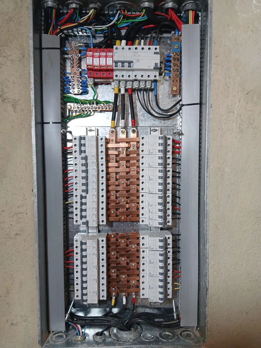 Quadro elétrico organizado, com barramento de cobre e disjuntores STECK identificados, após o serviço técnico da MCD Soluções Elétricas