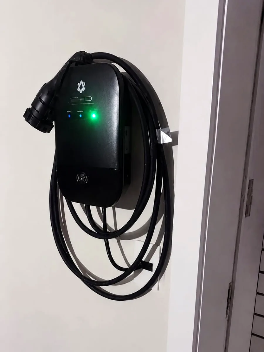 Carregador veicular elétrico instalado em residência pela MCD Soluções Elétricas no Rio de Janeiro