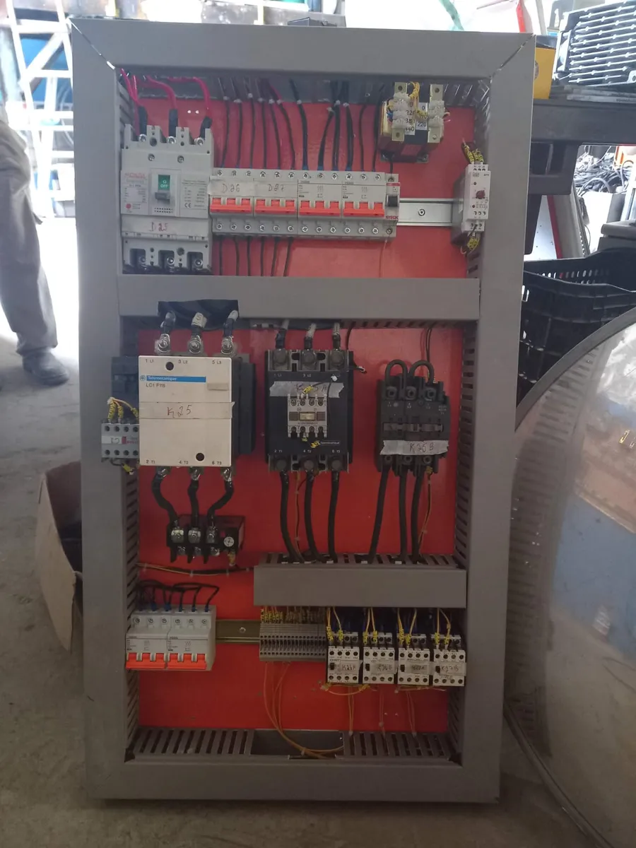 Montagem de painel de comando industrial com contatores e disjuntores pela MCD Soluções Elétricas no Rio de Janeiro