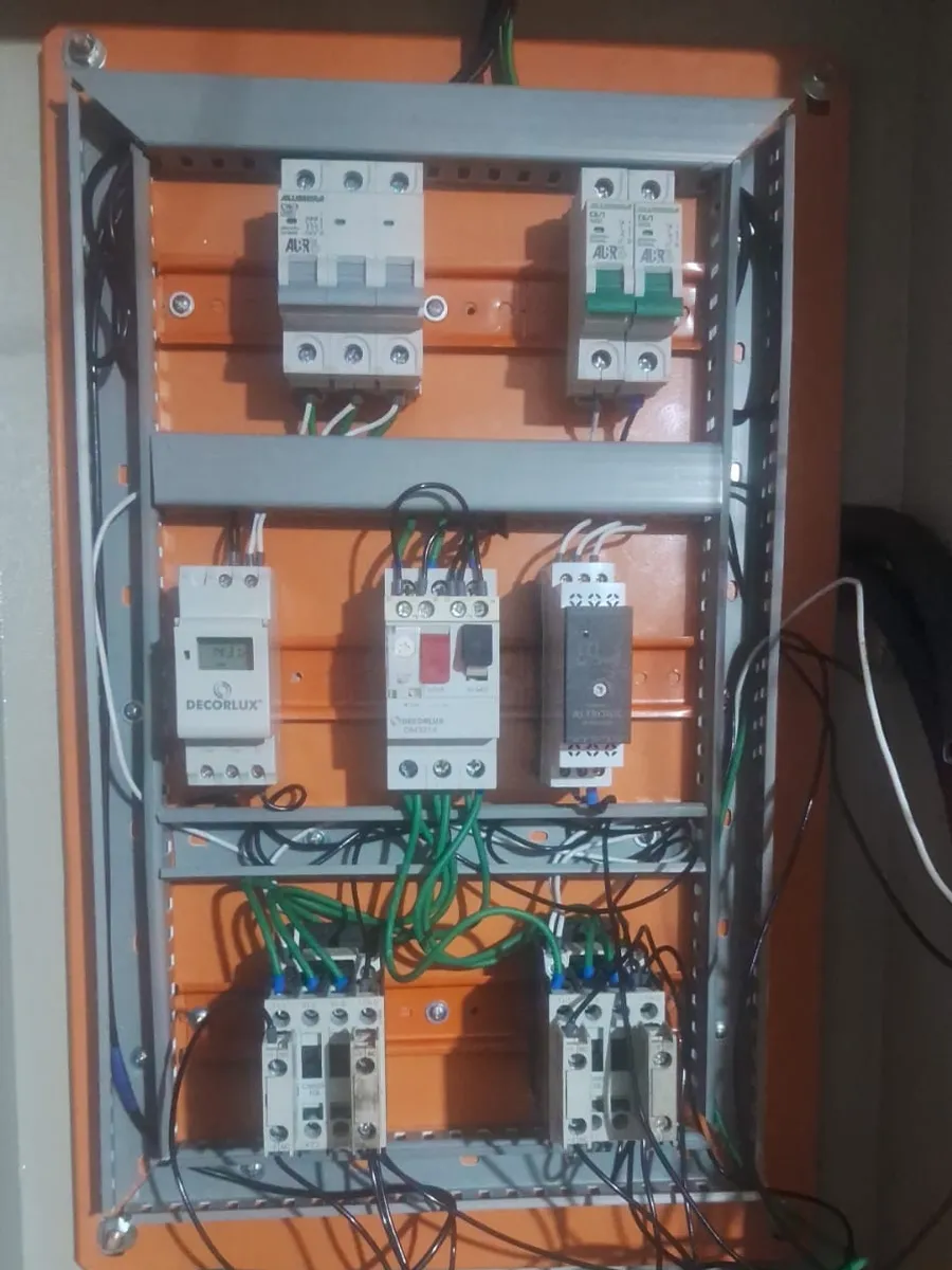 Quadro de automação e comando com temporizadores e contatores instalado pela MCD Soluções Elétricas